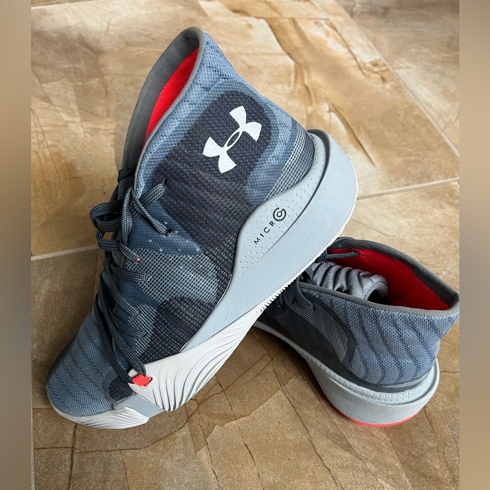 Under armor spawn basketball shoes, size 6